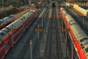 due treni sui binari della stazione: Sciopero trasporti aprile 2026