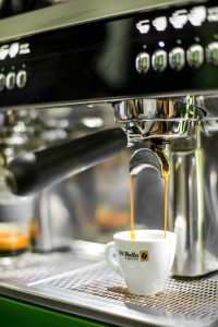 Immagine di una macchina da bar, in funzione, per fare il caffè - Locali per studiare