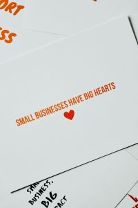 foglio bianco con scritta "small business have big hearts" - Legge PMI 2026 novità