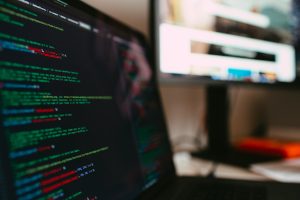 computer con codice sorgente - Trend Vibe Coding 2026