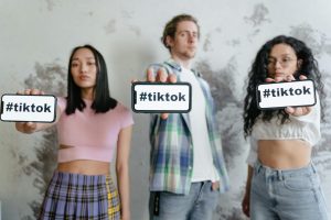 tre ragazzi mostrano il loro telefono con tiktok: Social media trend 2026