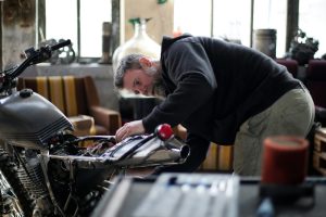 uomo che controlla una moto - bonus moto 2026 prenotazioni