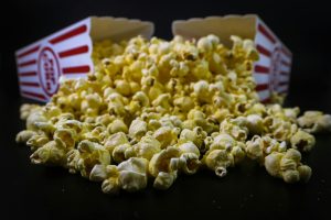 due buste di pop corn rovesciate - The Drama film Zendaya